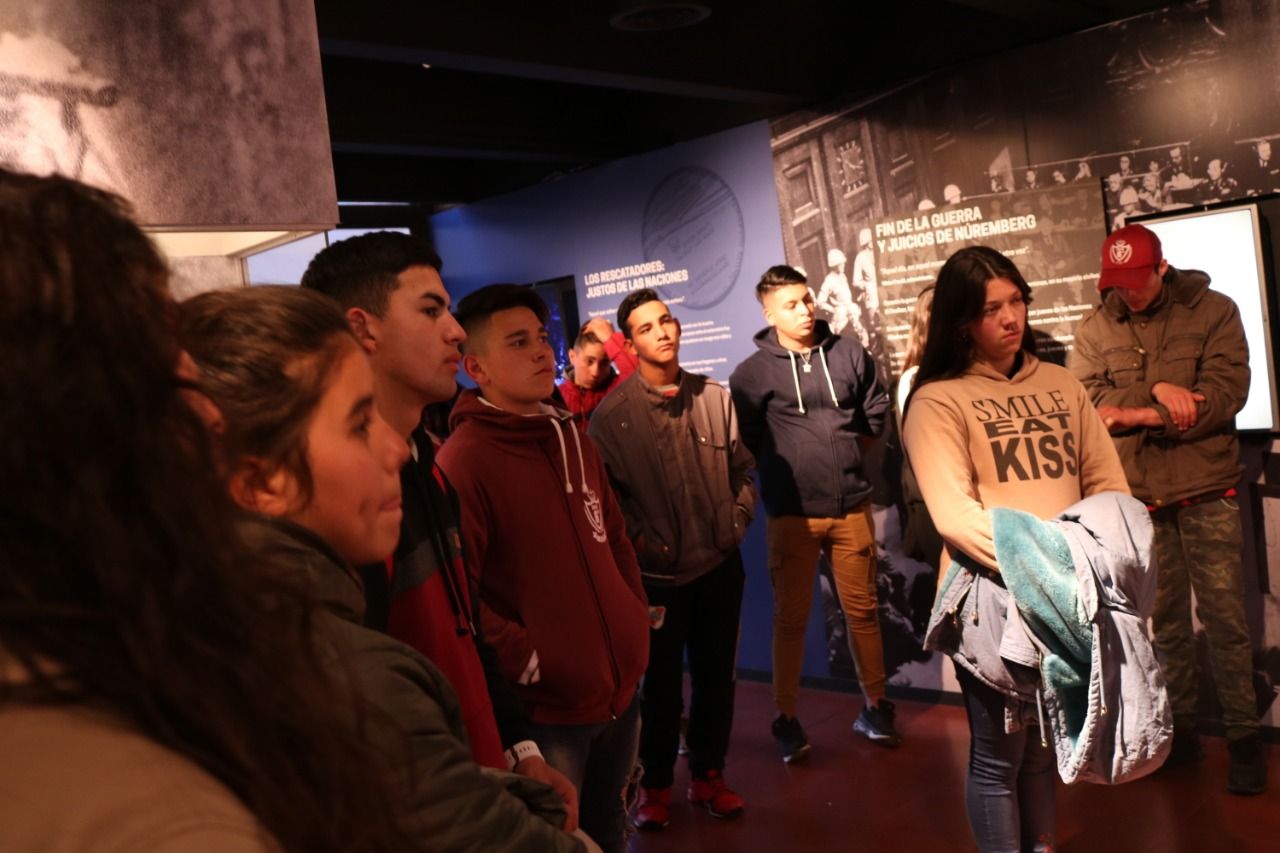 Alumnos visitan museo del holocausto
