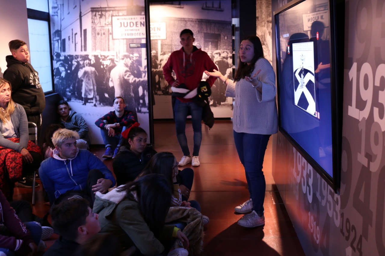 Alumnos visitan museo del holocausto