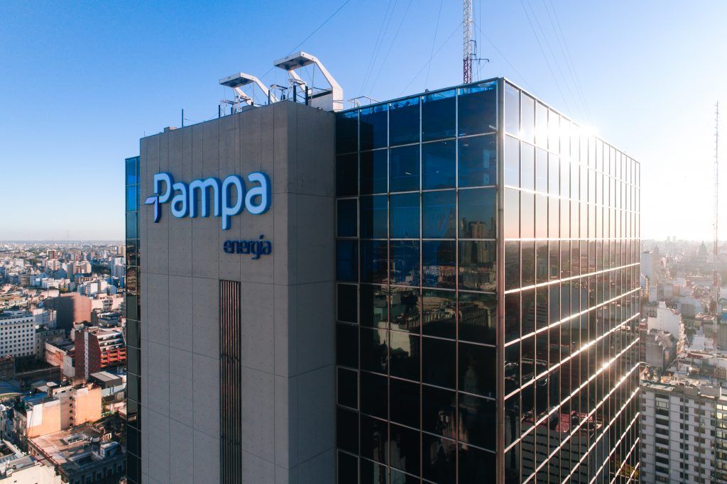 Vista aérea del edificio corporativo de Pampa Energía en un entorno urbano, destacando su arquitectura moderna y presencia institucional en la ciudad.