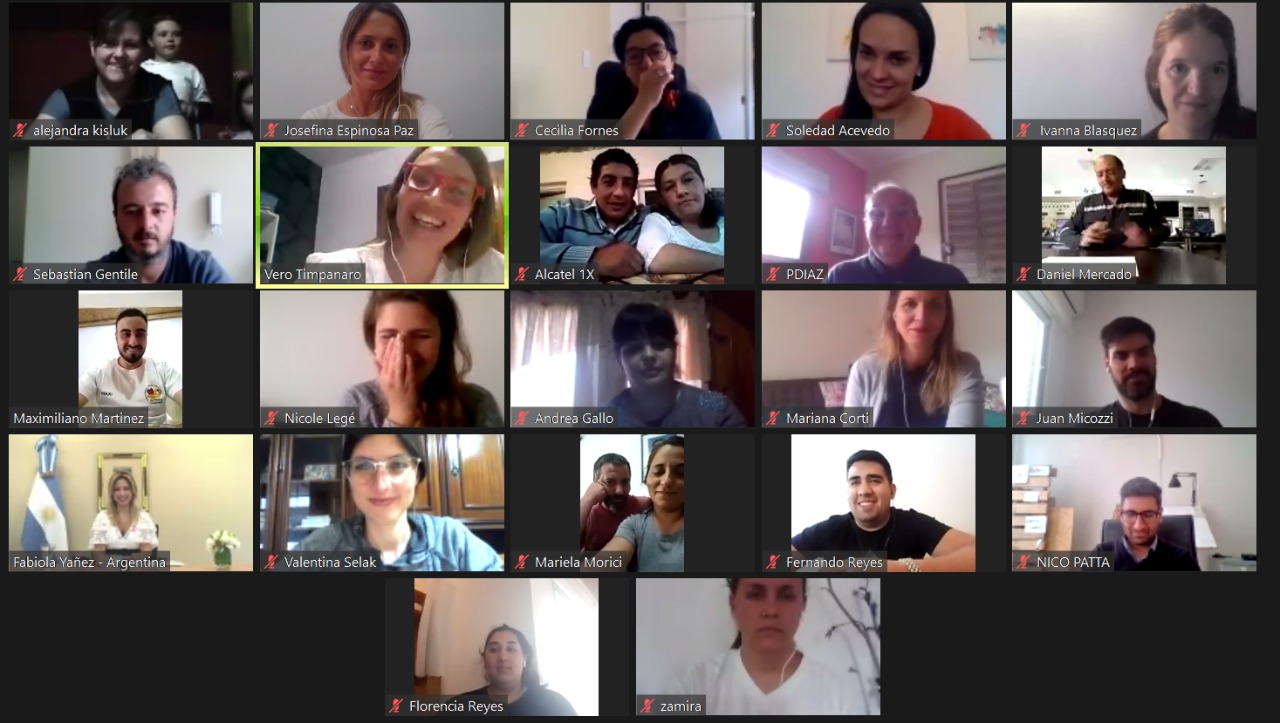 Reunión virtual con Fabiola Yáñez y participantes en una videollamada grupal, destacando interacción y colaboración en un entorno digital.