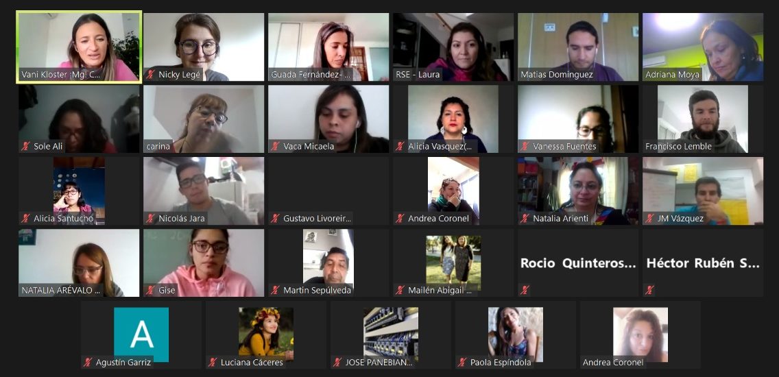 Reunión virtual de la red de escuelas con múltiples participantes en una videoconferencia, destacando la colaboración y el intercambio educativo.