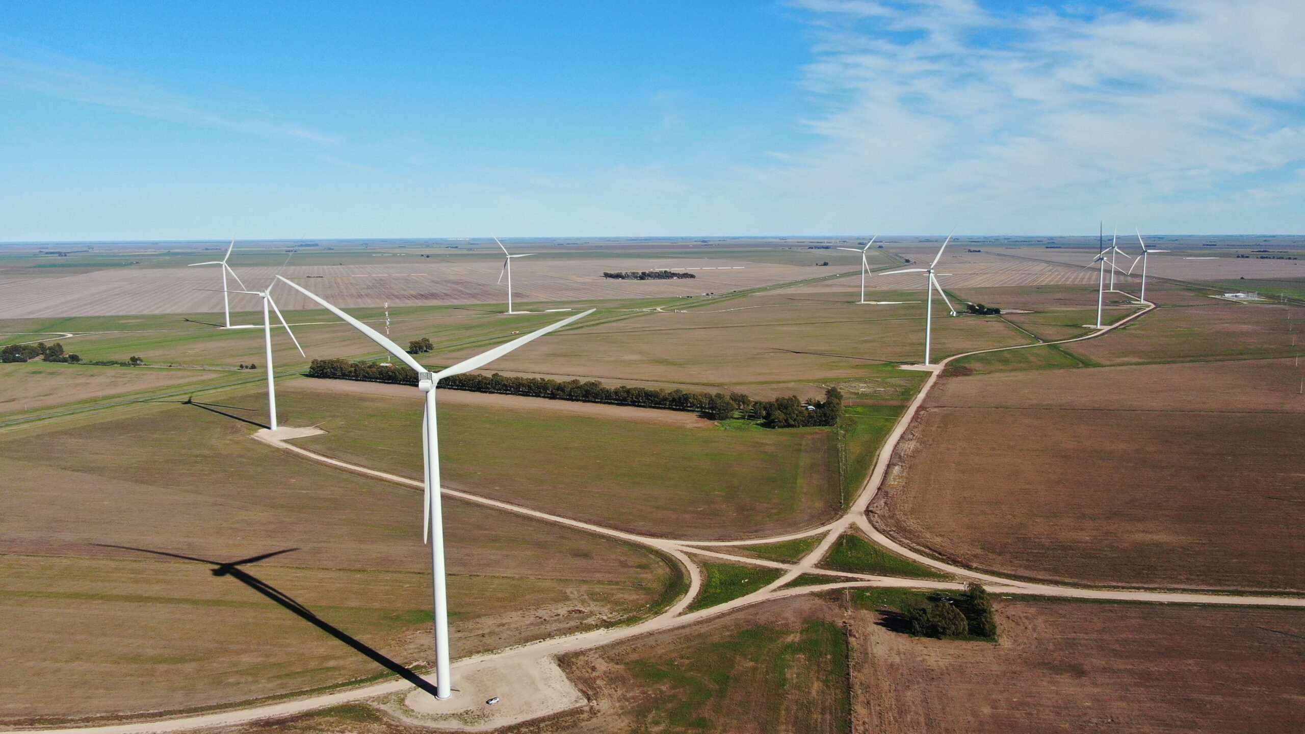 Parque eólico en campo abierto bajo un cielo despejado