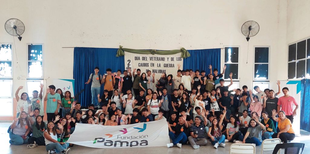 Jóvenes participan en un evento de la Fundación Pampa en conmemoración del Día del Veterano y de los Caídos en la Guerra de Malvinas, relacionado con el programa de becas 2024.