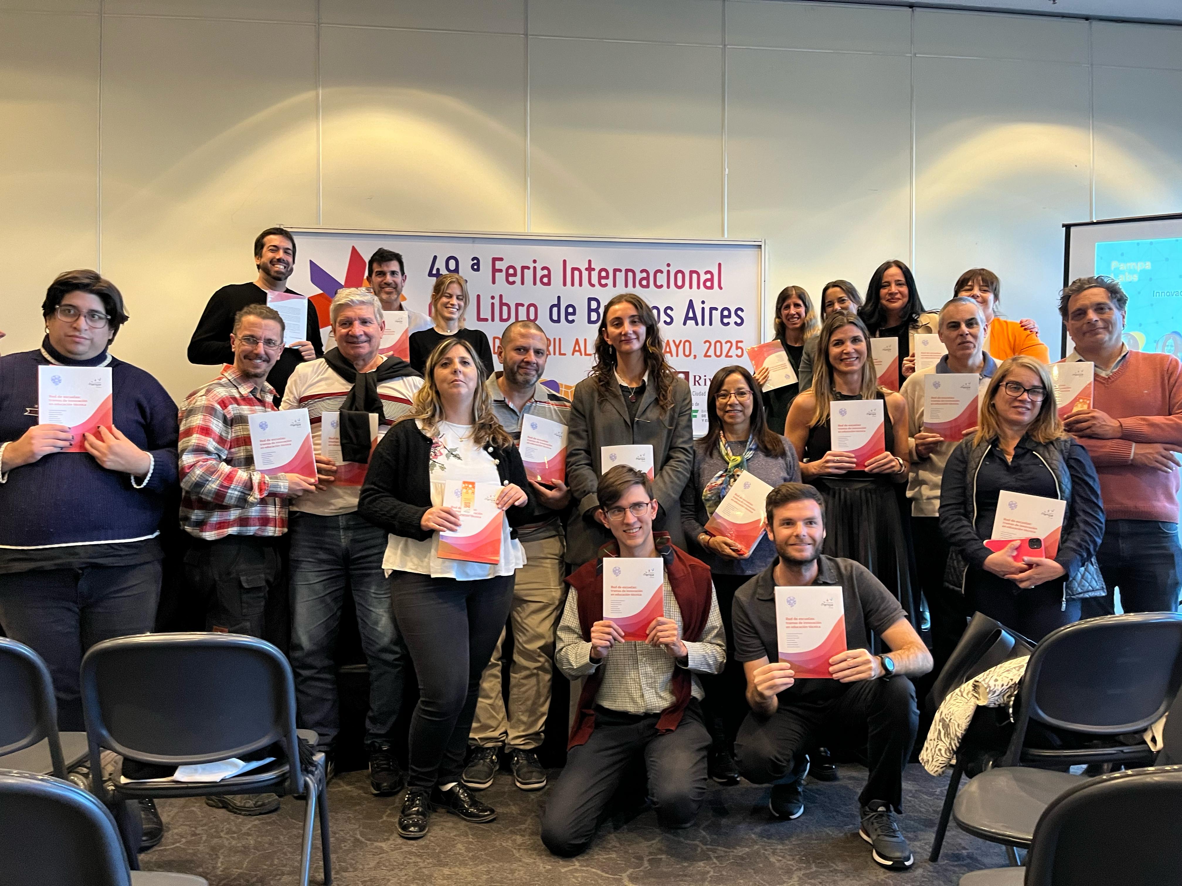 La Fundación Pampa presentó su nuevo libro en la 49ª Feria Internacional del Libro de Buenos Aires, con un grupo de personas sosteniendo ejemplares.